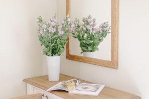 kwiaty przy lustrzę